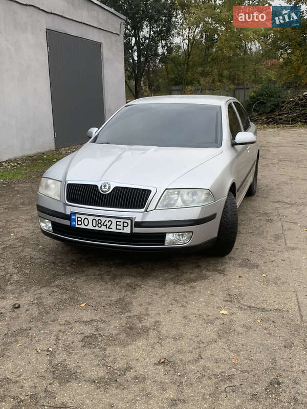 Ліфтбек Skoda Octavia 2004 в  фото Ліфтбек Skoda Octavia 2004 в