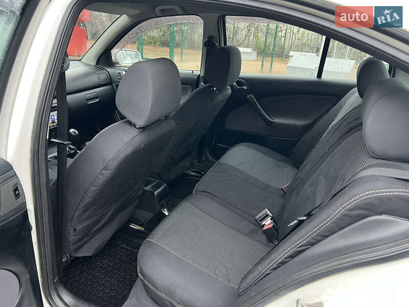 Лифтбек Skoda Octavia 2002 в Житомире