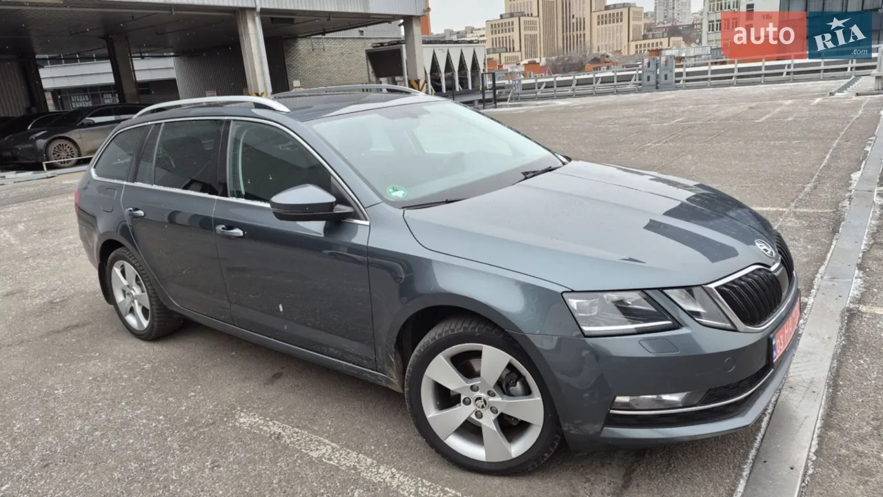 Продам авто в технічно та візуально відмінному стані.
2.0 TDI DSG DQ381 7-ступенева.
Повністю справний та обслужений.
Гума нова зима на 17 дисках.
У комплекті літні шини на 18 дисках.
Адаптивна оптика.
Вкладень не потребує.
Кузов у рідному фарбуванні.
Пригнаний з Германії.
Пробіг оригінальний, б'ється по базах.