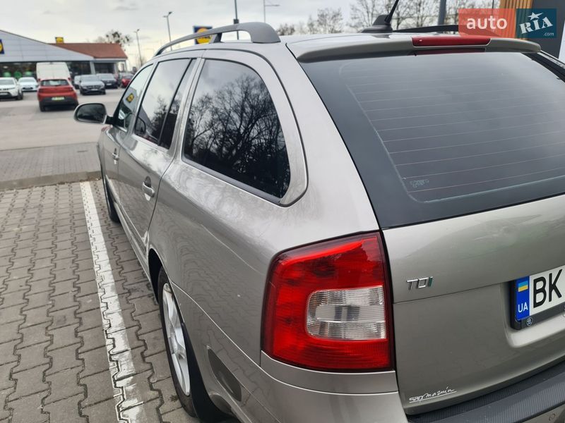 Универсал Skoda Octavia 2012 в Остроге