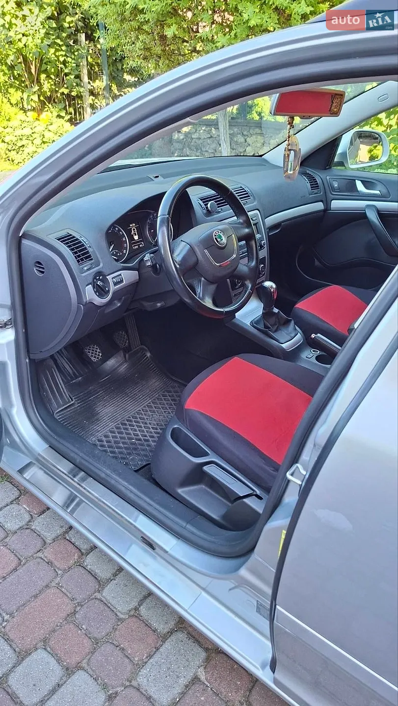 2010 Skoda Octavia - мініатюра 2