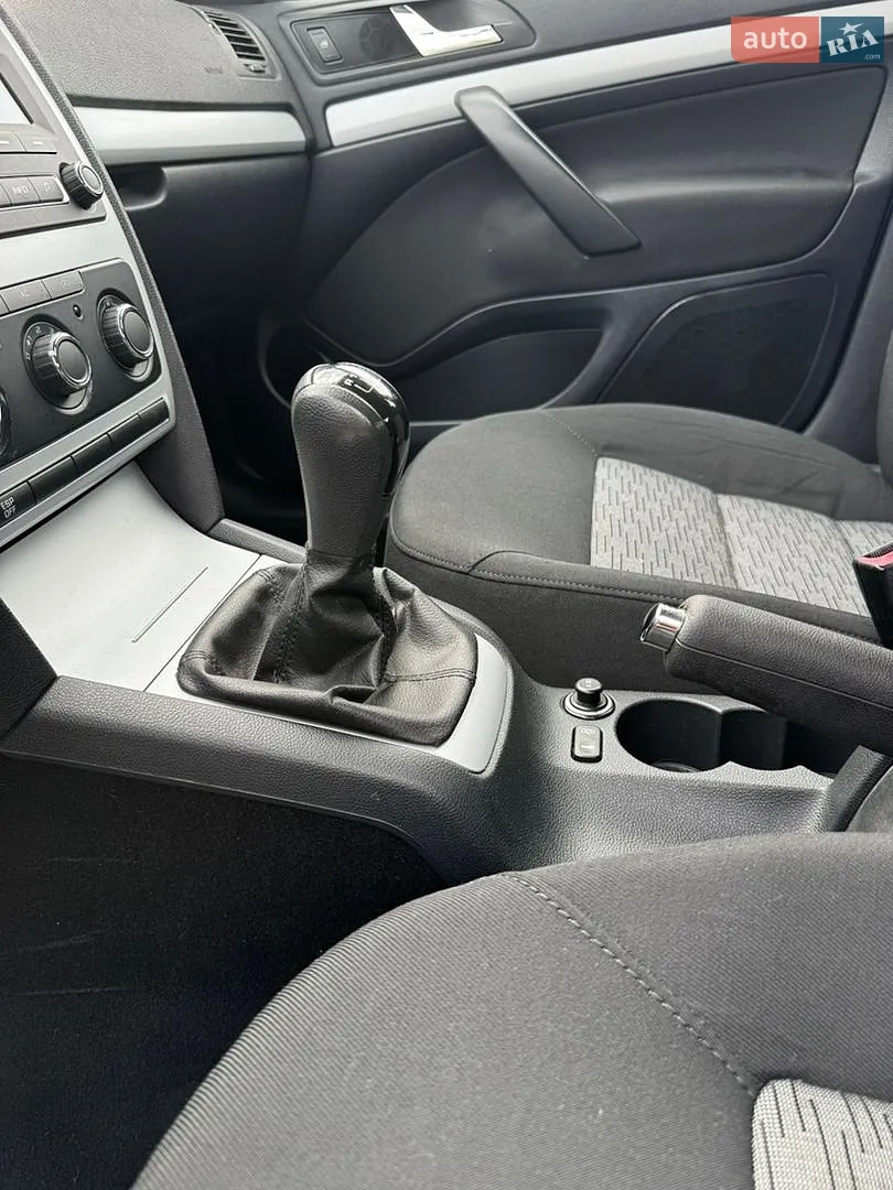 2010 Skoda Octavia - мініатюра 13