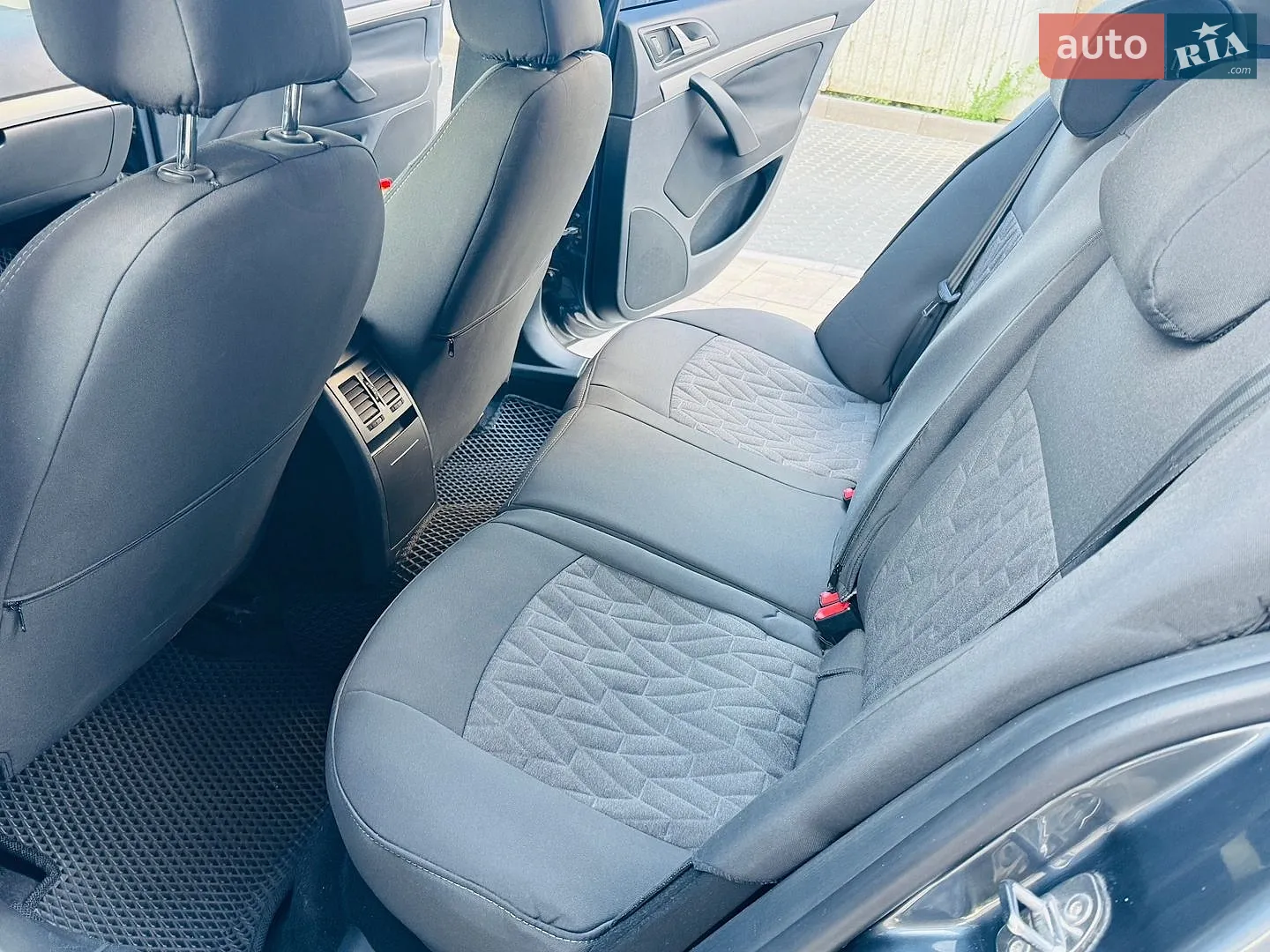 2010 Skoda Octavia - мініатюра 27