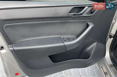 Лифтбек Skoda Rapid 2013 в 