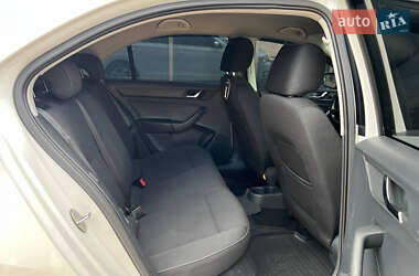 Лифтбек Skoda Rapid 2013 в 