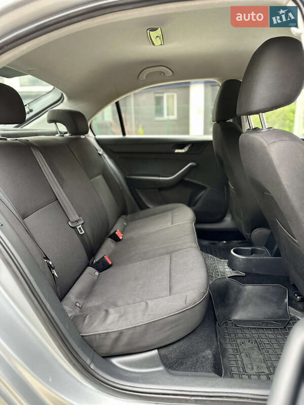 Лифтбек Skoda Rapid 2013 в Черновцах