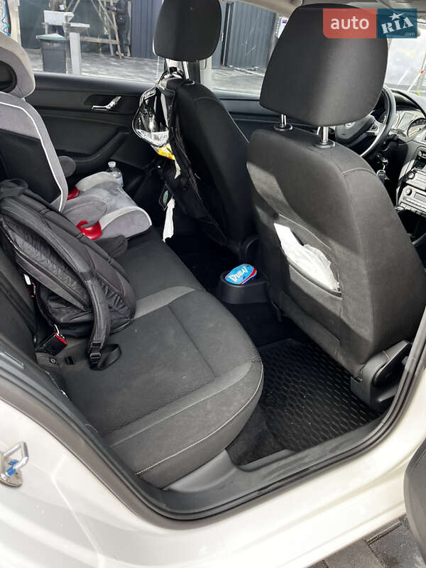 Лифтбек Skoda Rapid 2015 в Киеве фото 18 Лифтбек Skoda Rapid 2015 в Киеве