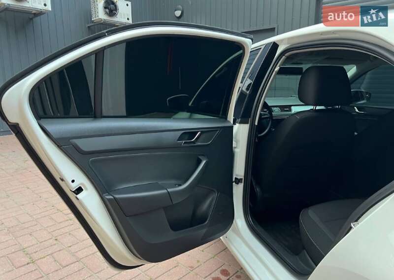 Лифтбек Skoda Rapid 2015 в Кропивницком