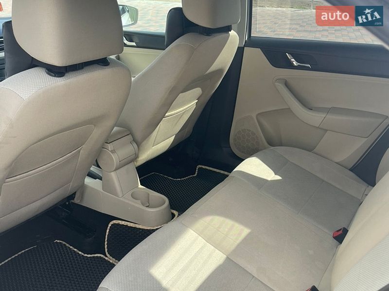 Лифтбек Skoda Rapid 2013 в Долине