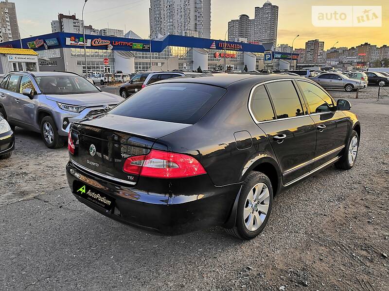 Седан Skoda Superb 2011 в Києві