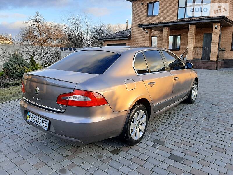 Седан Skoda Superb 2012 в Дніпрі