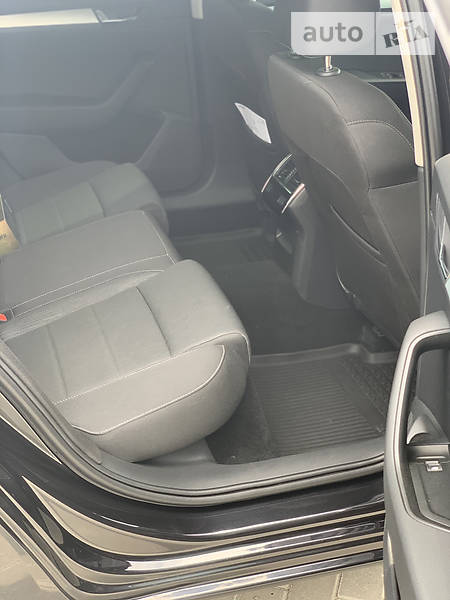 Седан Skoda Superb 2018 в Мукачево