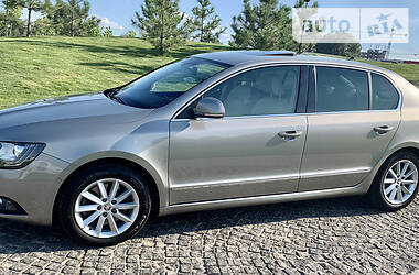 Седан Skoda Superb 2015 в Днепре