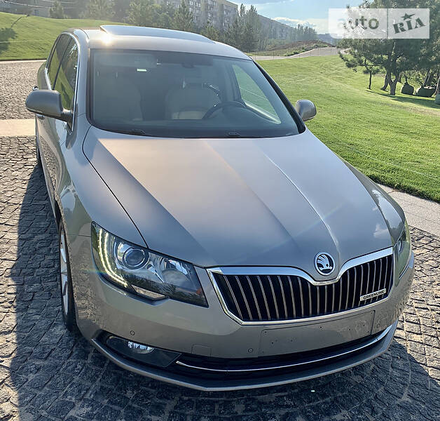 Седан Skoda Superb 2015 в Днепре