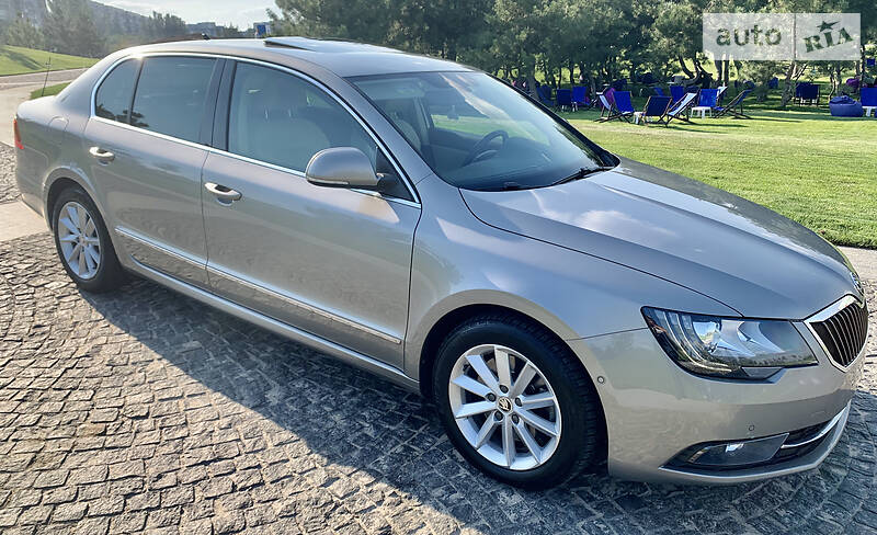 Седан Skoda Superb 2015 в Днепре