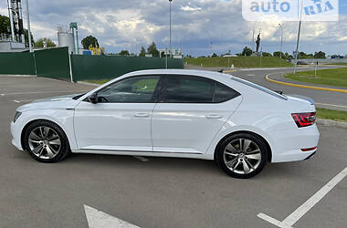 Седан Skoda Superb 2016 в Киеве