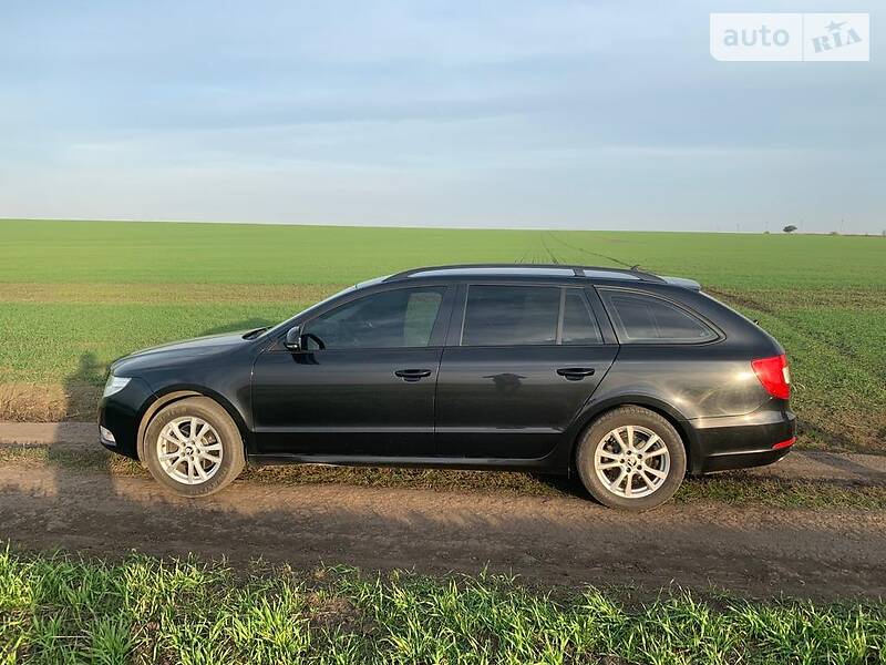 Универсал Skoda Superb 2011 в Петрове