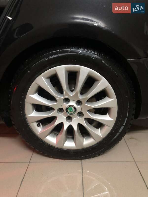 Седан Skoda Superb 2012 в Ужгороді