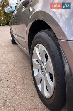 Лифтбек Skoda Superb 2013 в 