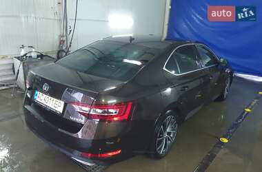 Лифтбек Skoda Superb 2016 в 