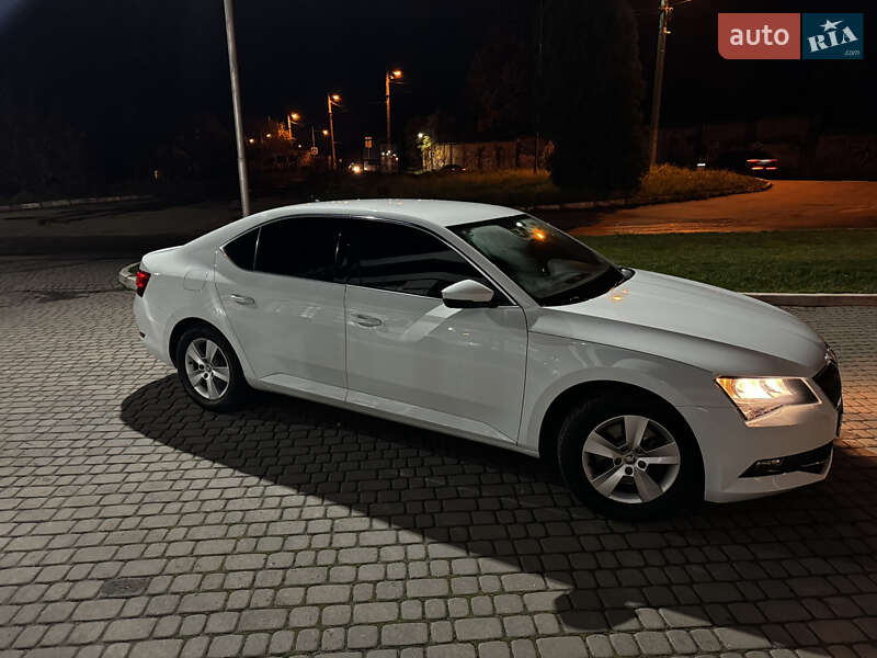 Седан Skoda Superb 2017 в Львові