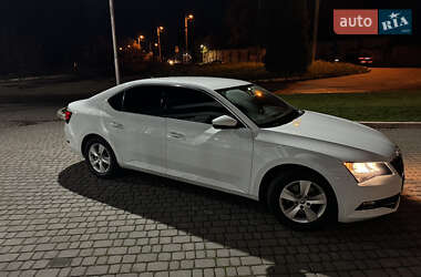 Седан Skoda Superb 2017 в 