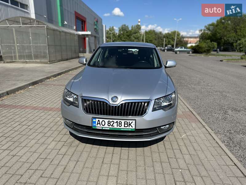 Лифтбек Skoda Superb 2013 в Ужгороде