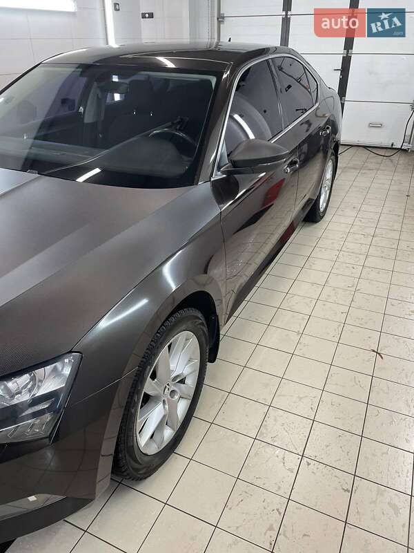 Лифтбек Skoda Superb 2017 в Киеве