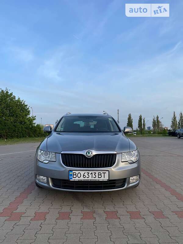 Универсал Skoda Superb 2012 в Хоросткове