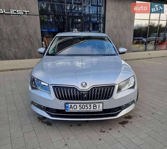 Лифтбек Skoda Superb 2015 в Ужгороде