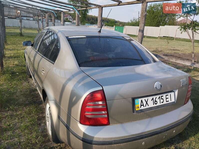 Лифтбек Skoda Superb 2003 в 
