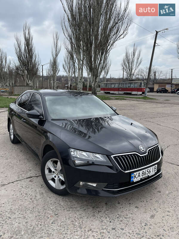 Лифтбек Skoda Superb 2016 в 