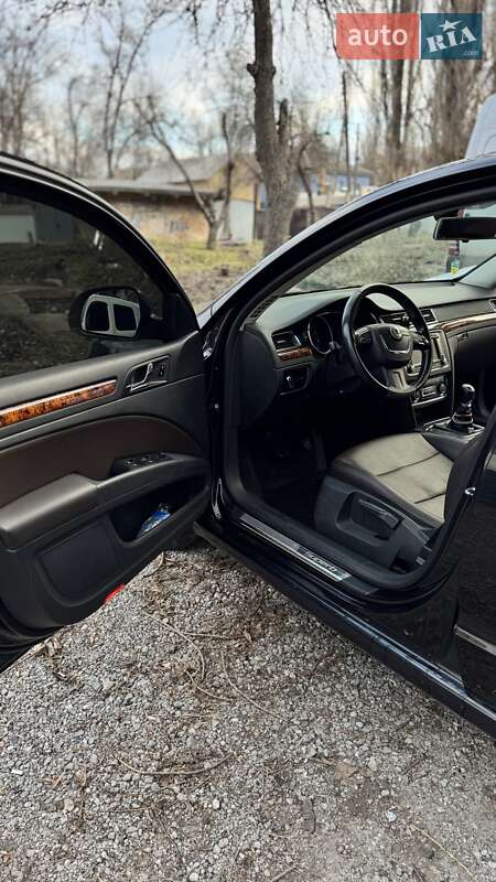 Седан Skoda Superb 2013 в Кривому Розі