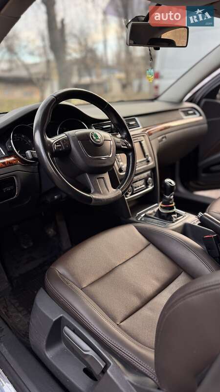 Седан Skoda Superb 2013 в Кривому Розі