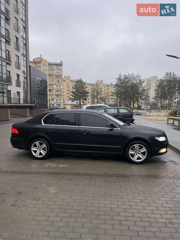 Седан Skoda Superb 2009 в Новояворовске