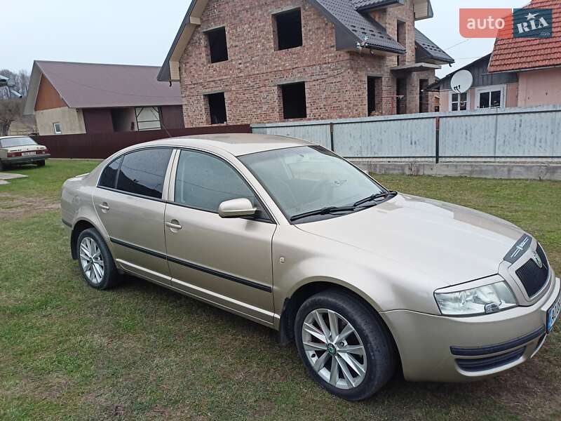 Лифтбек Skoda Superb 2005 в Косове