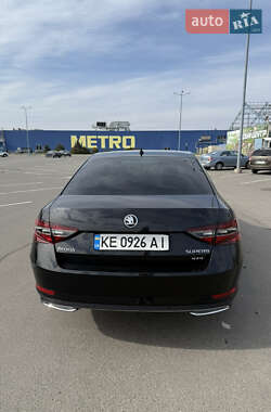 Лифтбек Skoda Superb 2015 в 