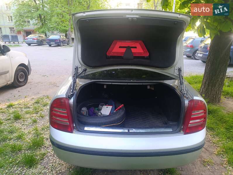 Лифтбек Skoda Superb 2004 в Запорожье