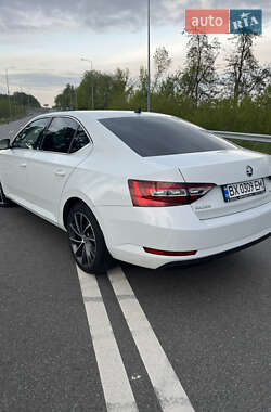 Лифтбек Skoda Superb 2016 в 