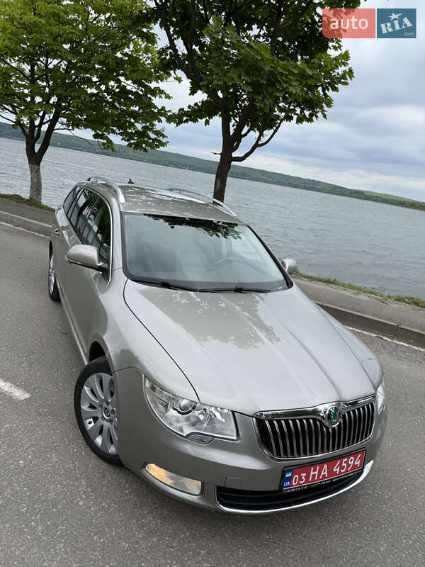 Універсал Skoda Superb 2011 в Бурштині