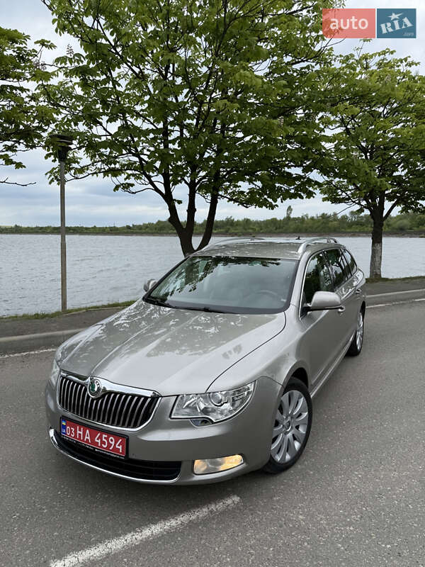 Універсал Skoda Superb 2011 в Бурштині