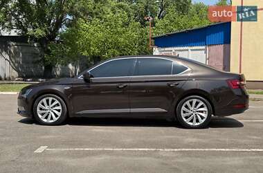 Лифтбек Skoda Superb 2016 в 