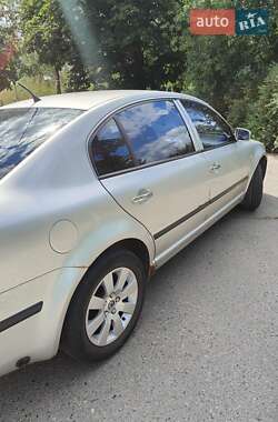 Лифтбек Skoda Superb 2002 в 
