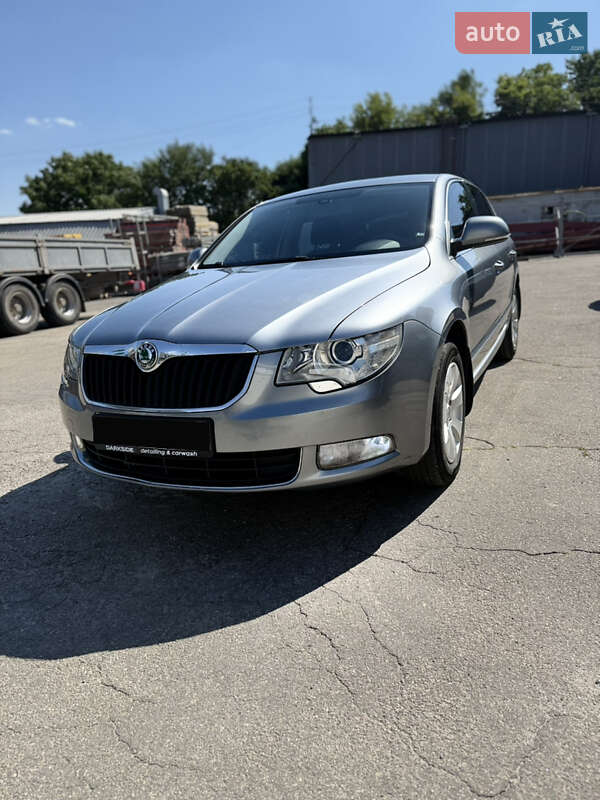 Лифтбек Skoda Superb 2011 в Днепре