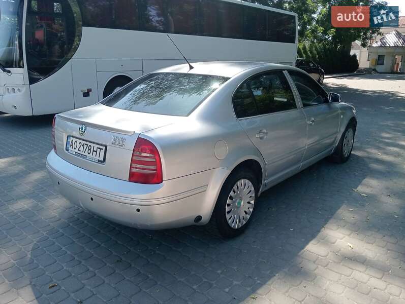 Лифтбек Skoda Superb 2006 в Остроге