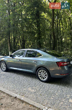 Лифтбек Skoda Superb 2016 в 