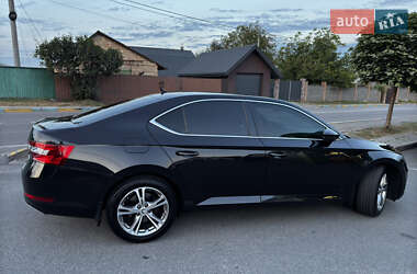 Лифтбек Skoda Superb 2015 в 