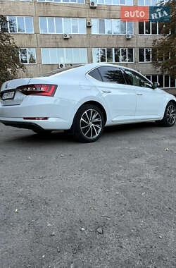 Лифтбек Skoda Superb 2016 в 