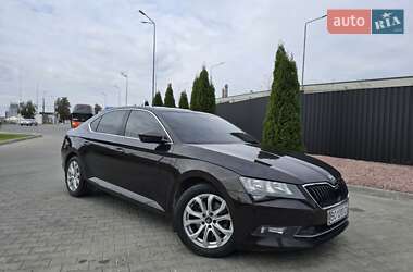 Лифтбек Skoda Superb 2016 в 