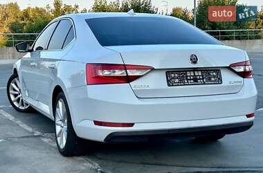 Лифтбек Skoda Superb 2015 в 